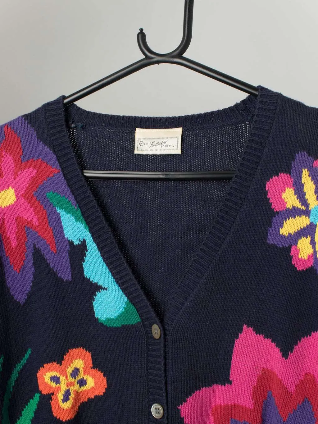 90s short sleeve knit cardigan in navy blue with colourful flower design – Medium