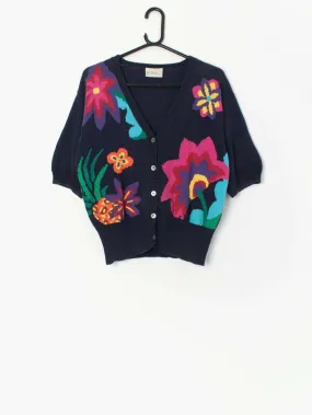 90s short sleeve knit cardigan in navy blue with colourful flower design – Medium