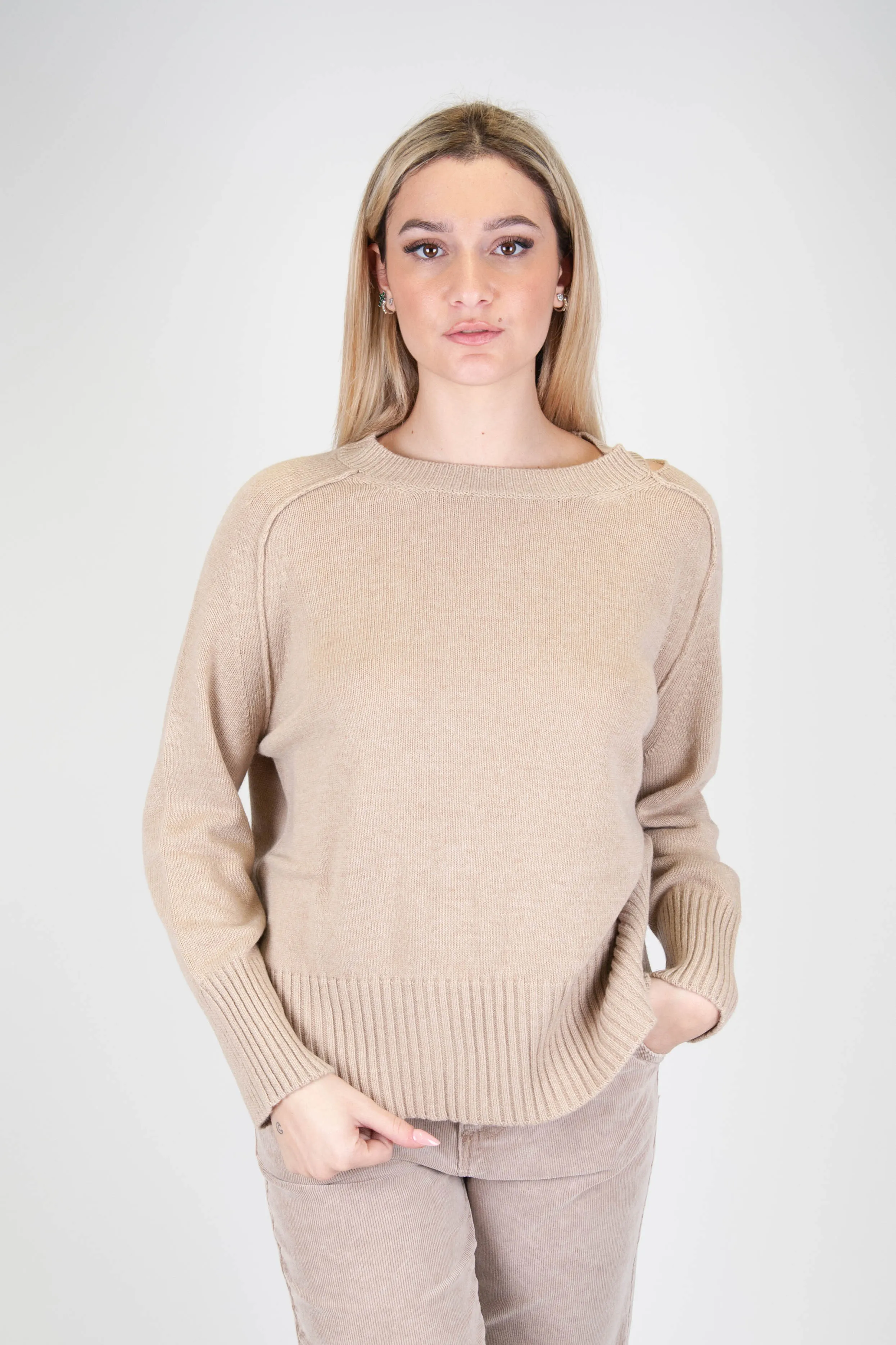 Tensione in - Maglia con foro sulla spalla in misto lana e cashmere